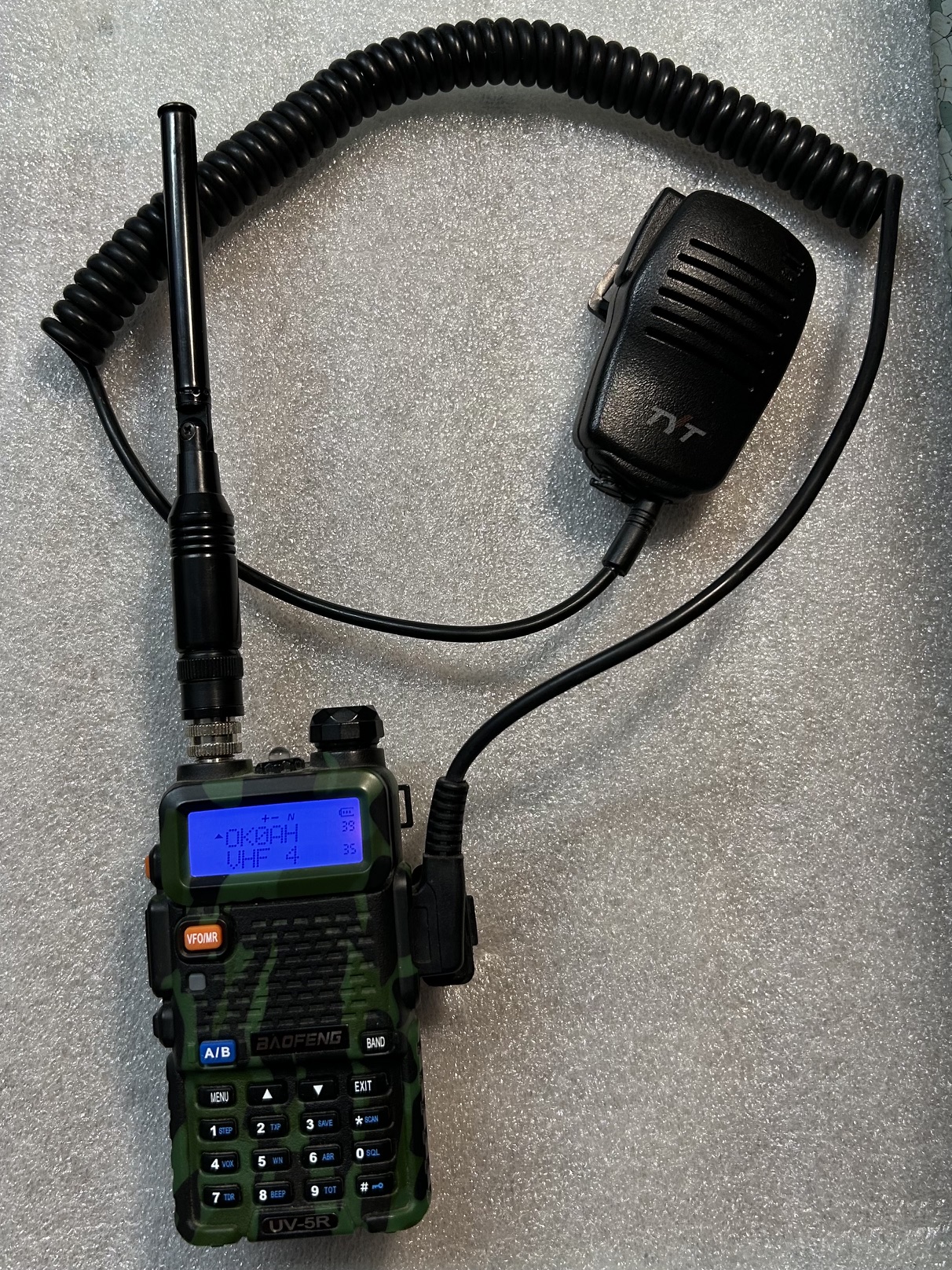 Ruční radiostanice UV-5R. Duoband VHF/UHF